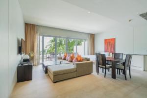NEW Serenity Tropical 2 Bed Condo On Beachfront