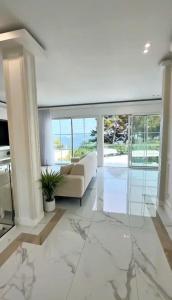 FRGK Luxury Villa Azura with beachfront pool for 10 people Maréchal Juin