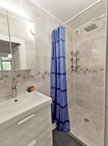 Central 2BDR Stay with Parking for 4 people