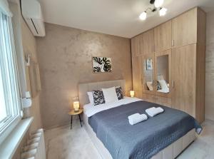 Central 2BDR Stay with Parking for 4 people