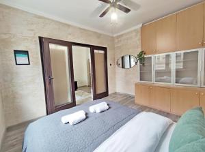 Central 2BDR Stay with Parking for 4 people