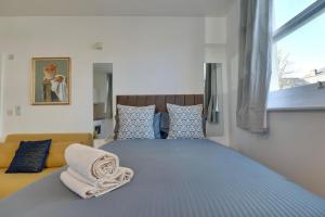 Aylward Studio Apartment at Queen Street, Near Gunwharf Quays