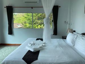 Lovely 2-Bedroom House with Patong Sea View