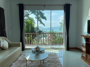 Lovely 2-Bedroom House with Patong Sea View