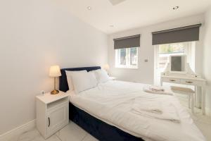 Modern House with AC 4 Parking & Transport Links - Pass the Keys