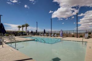 Twin Townhomes in Henderson: 12 Mi to Lake Mead!