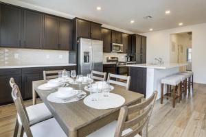 Twin Townhomes in Henderson: 12 Mi to Lake Mead!