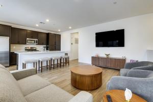 Twin Townhomes in Henderson: 12 Mi to Lake Mead!
