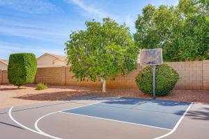 Game Room, Backyard Oasis! Glendale Group Getaway