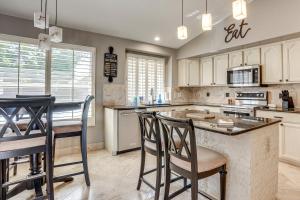 Game Room, Backyard Oasis! Glendale Group Getaway