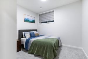 Cozy 2-bedroom guest suite for work and family!