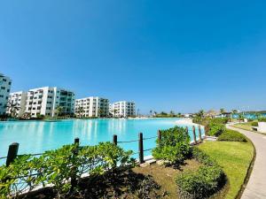 Laguna privada y playa artificial