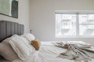 East Side 1BR Near Brady St and Fiserv with Balcony - Sleeps 4