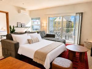 East Side 1BR Near Brady St and Fiserv with Balcony - Sleeps 4