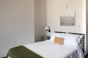 Deer District Studio Apt - One Block from Fiserv and Baird