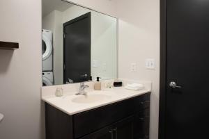 Deer District Studio Apt - One Block from Fiserv and Baird