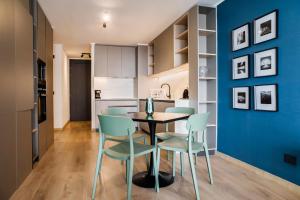 Chic Apartment with Balcony & Pool in Las Condes