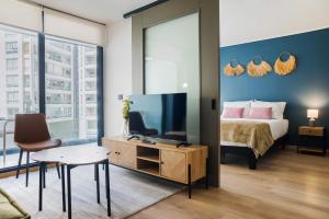 Chic Apartment with Balcony & Pool in Las Condes