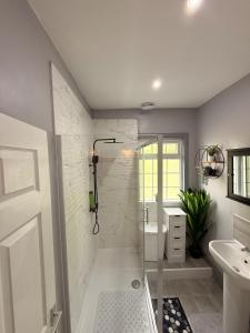 Colourful 2-Bed Flat Near Teesside Uni