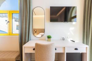 Santorini Luxury Room 7 - Private Balcony with Sea View, Parking and more