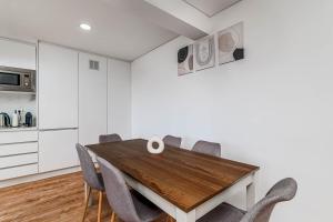 Stylish 2BR Flat with Balcony & Views in Belas