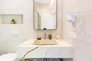 Santorini Luxury Room 8 - Private Balcony with Sea View, Parking and more