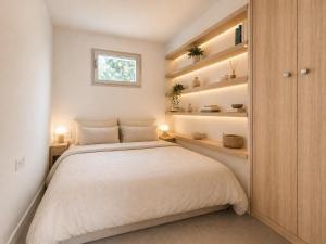 Algaida, Luxury Beachfront Apartment