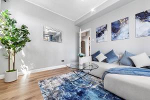 Baby Blue Opulence for 6 2BR Flat 2 Minutes from Paddington Station & Little Venice Boating