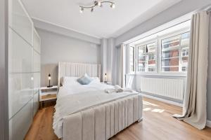 Baby Blue Opulence for 6 2BR Flat 2 Minutes from Paddington Station & Little Venice Boating