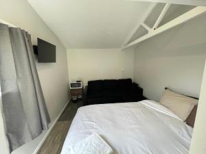 1 Double and 1 Sofa Bed Garden Chalet, unit C