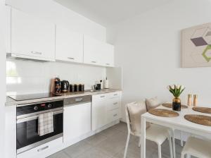 Golden Apartments Warsaw - Stylish & Sunny - Pereca Residence, City Center