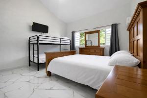 Private 4BR Villa, Pool, Jacuzzi & Lake