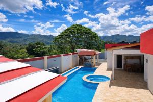 Private 4BR Villa, Pool, Jacuzzi & Lake