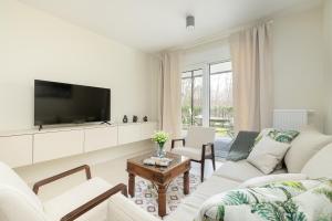 Green Coast Apartment by rentmonkey