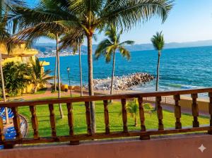 Beachfront Paradise, 5-bdr, 3-bath, Resort Access