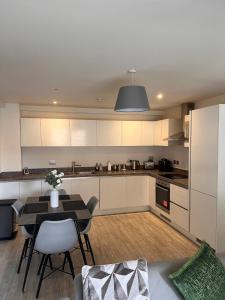 Stylish-Modern 3-Bed Townhouse