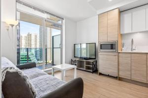 Cozy 1BR Condo in Surrey Modern & Central