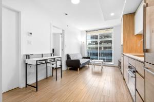 Cozy 1BR Condo in Surrey Modern & Central
