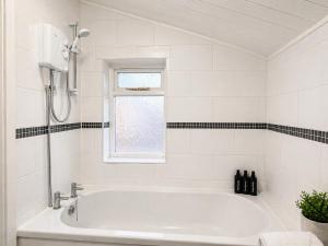 2 Bed House in St Helens, Sleeps 4, Ideal for Budget Stays, Contractors, Families & Long-Term Bookings, Offers Available