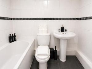 2 Bed House in St Helens, Sleeps 4, Ideal for Budget Stays, Contractors, Families & Long-Term Bookings, Offers Available