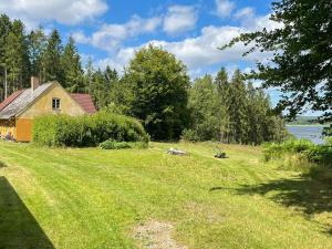 Lakeside Holiday Home with Forest