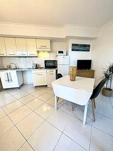 2P Full center JUAN LES PINS Near sea parking