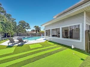 5-Bed Home with Pool & Mini Golf & Heated Jacuzzi in Boynton Beach