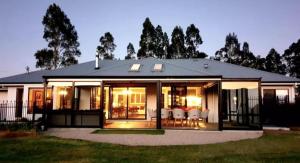 Jasmine Lodge - Idyllic home with pool, mtn views