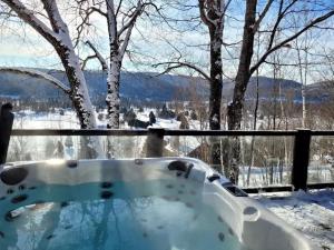 Lake views, spa, king bed, Golf Club amenities
