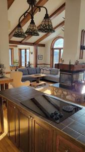 Lake views, spa, king bed, Golf Club amenities