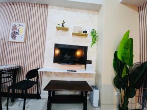 Cubao Manhattan Heights Residential Condo TC10N - Bright Studio with Pool, Balcony - Next to AliMall and SM - Walking Distance to Araneta Coliseum and Gateway Mall in Cubao Quezon City - Staycations by SMS