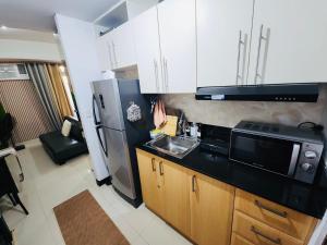 Cubao Manhattan Heights Residential Condo TC10N - Bright Studio with Pool, Balcony - Next to AliMall and SM - Walking Distance to Araneta Coliseum and Gateway Mall in Cubao Quezon City - Staycations by SMS