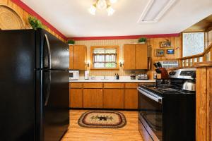 Journeys End on Fish Lake by NW Comfy Cabins