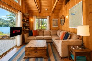 Journeys End on Fish Lake by NW Comfy Cabins